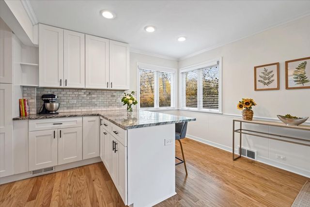 300 Lincolnwood Road, Highland Park, IL 60035