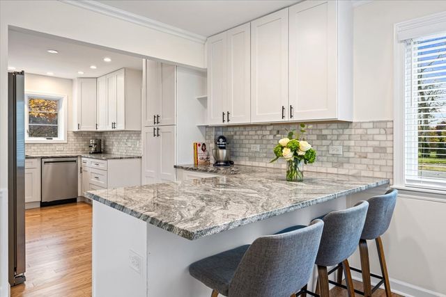 300 Lincolnwood Road, Highland Park, IL 60035