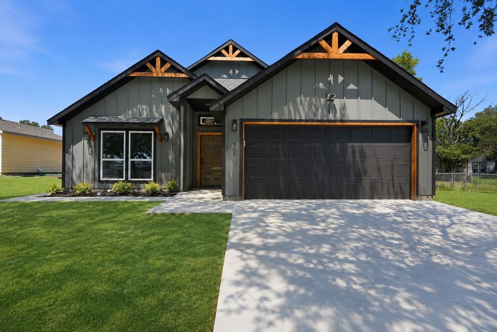 907 Renfro Drive, White Settlement, TX 76108