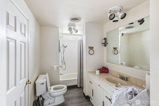 7275 NE Geneva Street, Suquamish, WA 98392