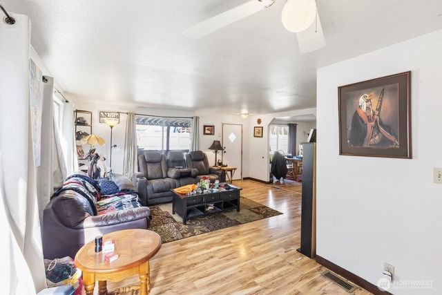 7275 NE Geneva Street, Suquamish, WA 98392