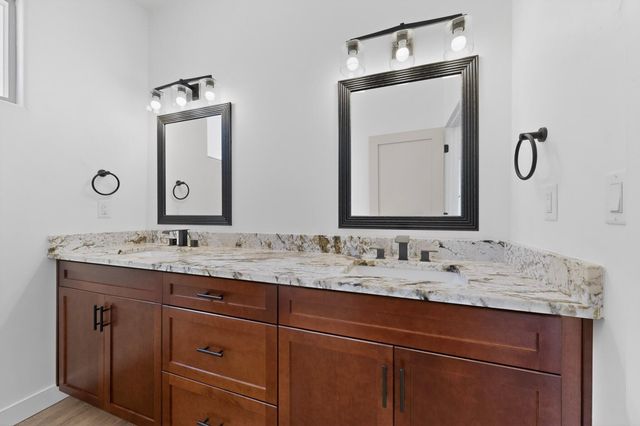 861 11th Avenue SE, Rio Rancho, NM 87124