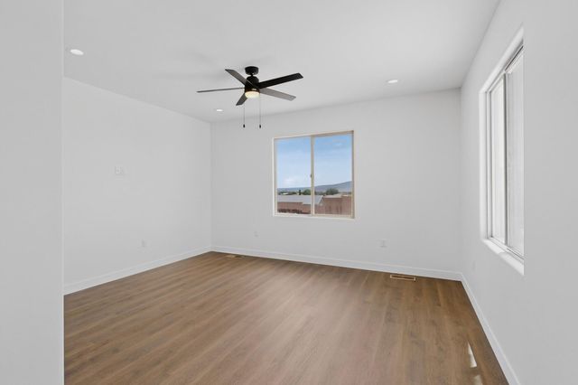 861 11th Avenue SE, Rio Rancho, NM 87124