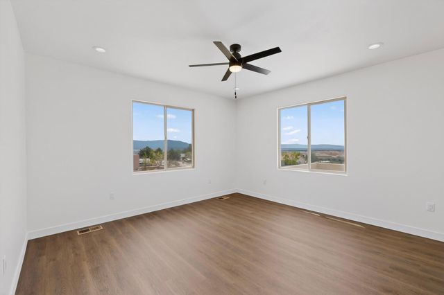 861 11th Avenue SE, Rio Rancho, NM 87124