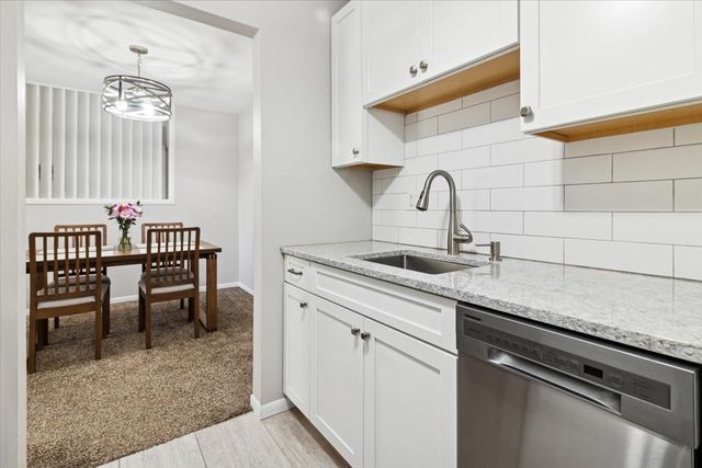 620 Mesa Drive 310, Hoffman Estates, IL 60169