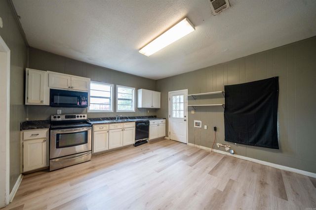 807 Walnut Street, Conway, AR 72032