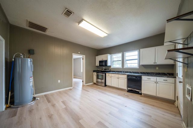 807 Walnut Street, Conway, AR 72032