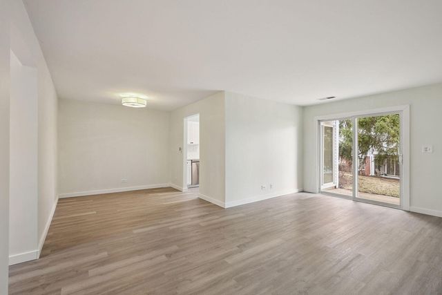 323 Sheffield Court 5, Roselle, IL 60172