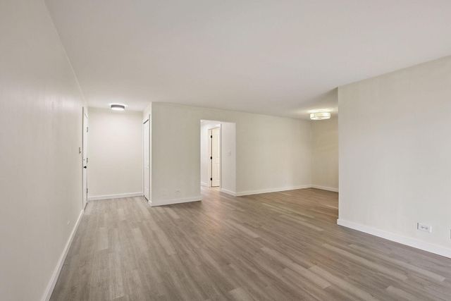 323 Sheffield Court 5, Roselle, IL 60172