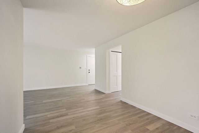 323 Sheffield Court 5, Roselle, IL 60172