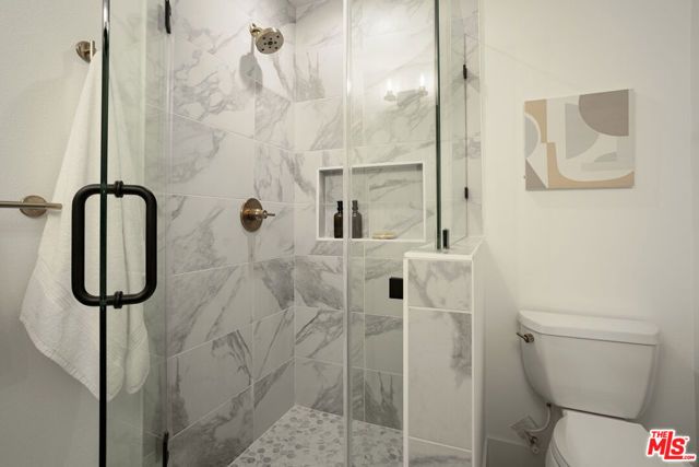 11214 W Victory Boulevard 6, North Hollywood (los Angeles), CA 91606