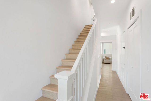 11214 W Victory Boulevard 6, North Hollywood (los Angeles), CA 91606