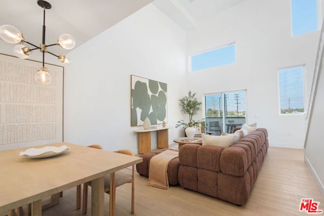 11214 W Victory Boulevard 6, North Hollywood (los Angeles), CA 91606