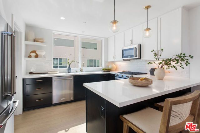 11214 W Victory Boulevard 6, North Hollywood (los Angeles), CA 91606