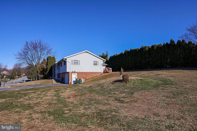 202 REDWOOD LN, Lebanon, PA 17046