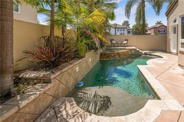 19076 Stonehurst, Huntington Beach, CA 92648