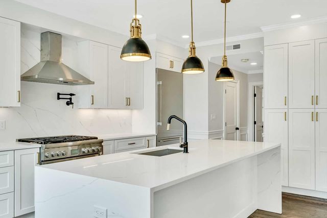 128 Longwood Ave 4, Brookline, MA 02446