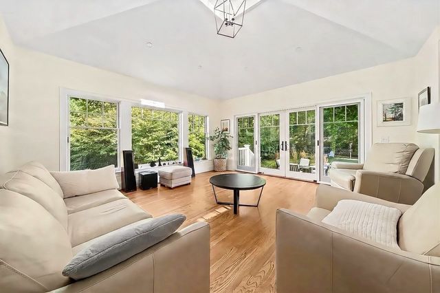 21 Elmwood Rd, Wellesley, MA 02481