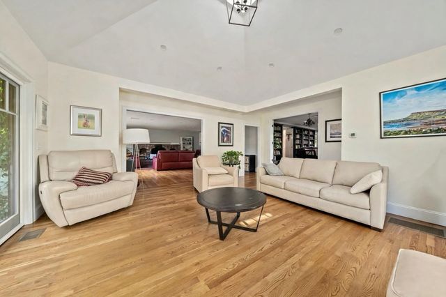21 Elmwood Rd, Wellesley, MA 02481