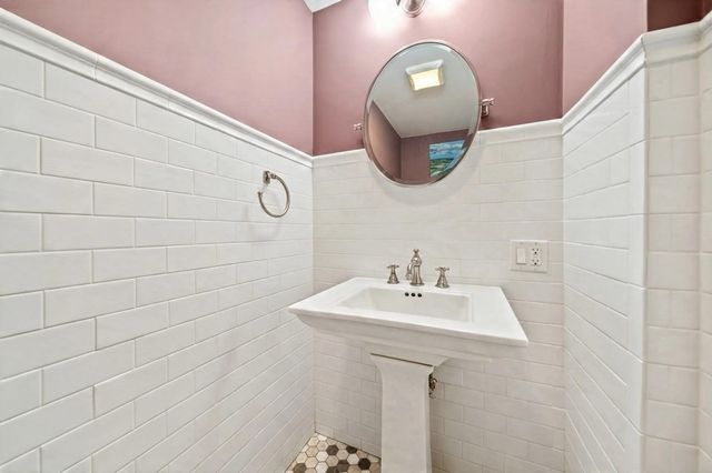 21 Elmwood Rd, Wellesley, MA 02481