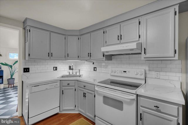 105 AUTUMN DR, Lititz, PA 17543