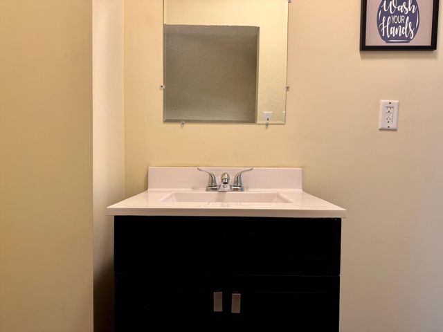 869 Lawson Avenue E, Saint Paul, MN 55106