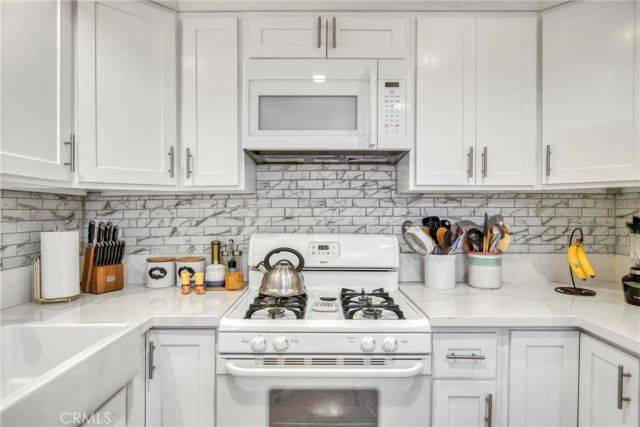 15155 Sherman Way 14, Van Nuys, CA 91405