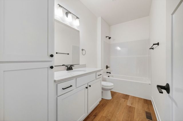 2902 Prairieside Place, Norwalk, IA 50211
