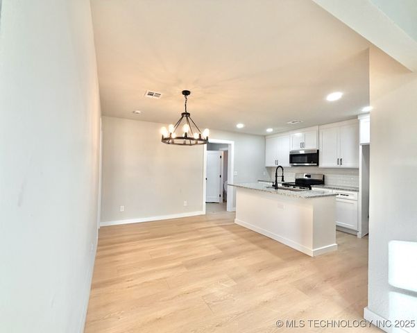 1042 N Valley Drive, Sand Springs, OK 74063