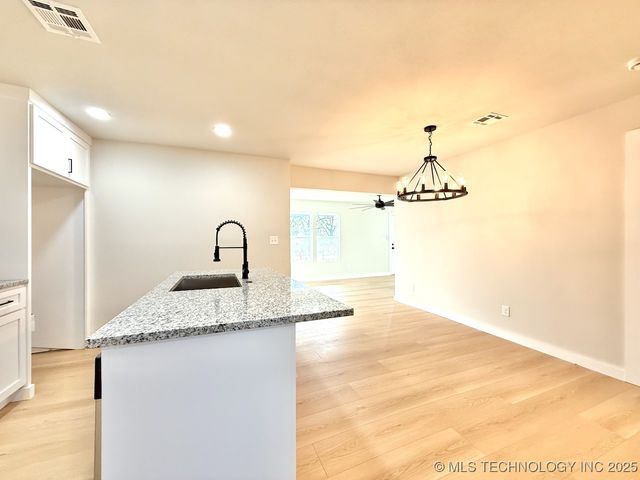 1042 N Valley Drive, Sand Springs, OK 74063