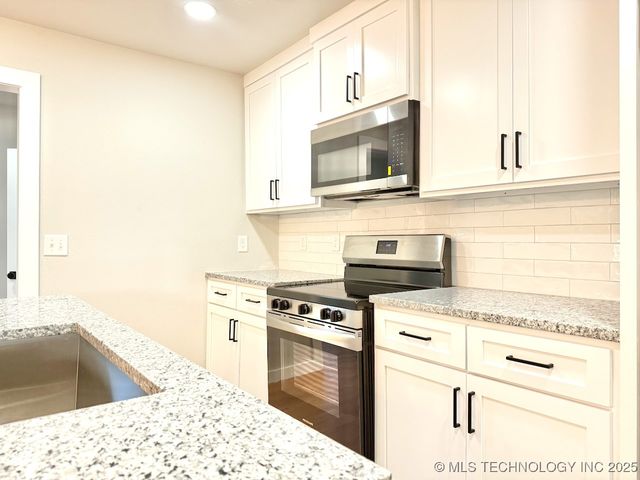 1042 N Valley Drive, Sand Springs, OK 74063