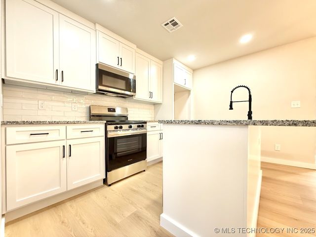 1042 N Valley Drive, Sand Springs, OK 74063