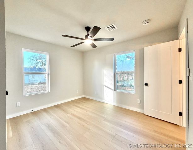 1042 N Valley Drive, Sand Springs, OK 74063