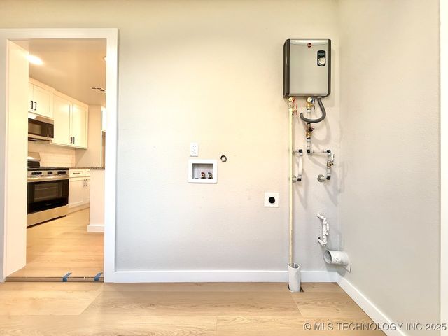 1042 N Valley Drive, Sand Springs, OK 74063