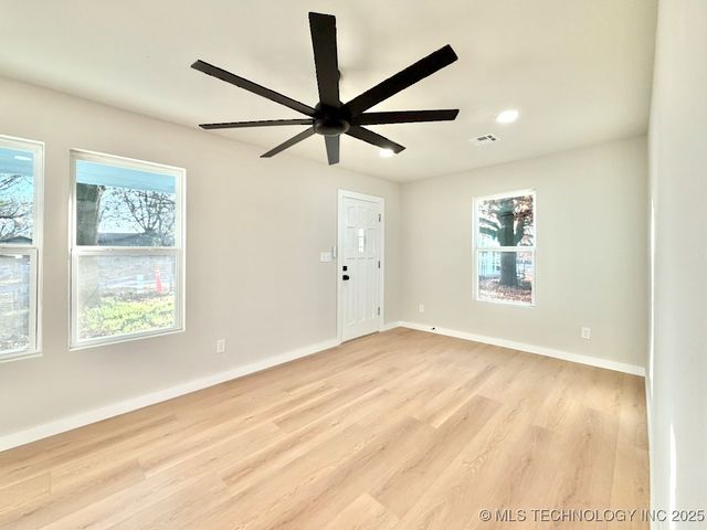 1042 N Valley Drive, Sand Springs, OK 74063