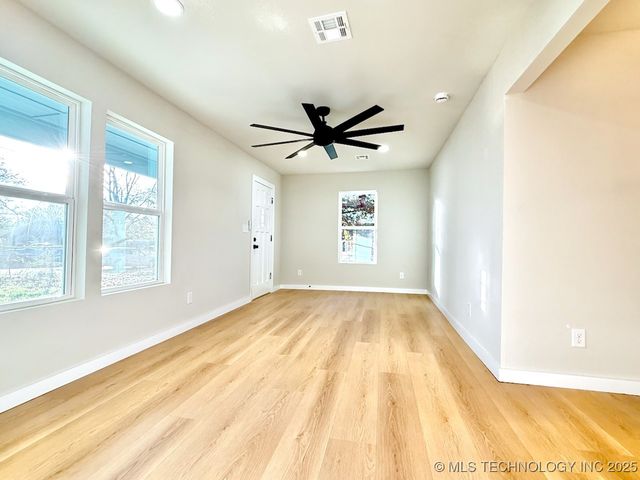 1042 N Valley Drive, Sand Springs, OK 74063