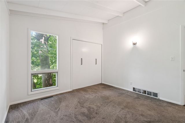 225 Lee St, Iowa City, IA 52246