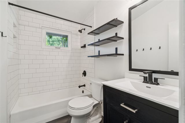 225 Lee St, Iowa City, IA 52246