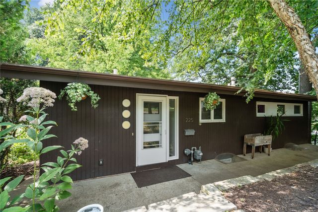 225 Lee St, Iowa City, IA 52246