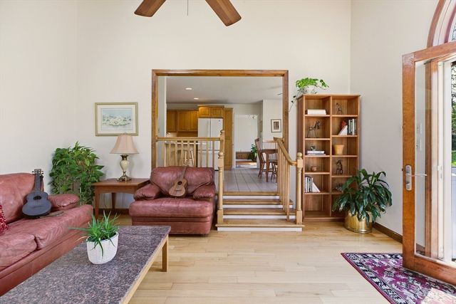 81 Seapowet Ave, Tiverton, RI 02878