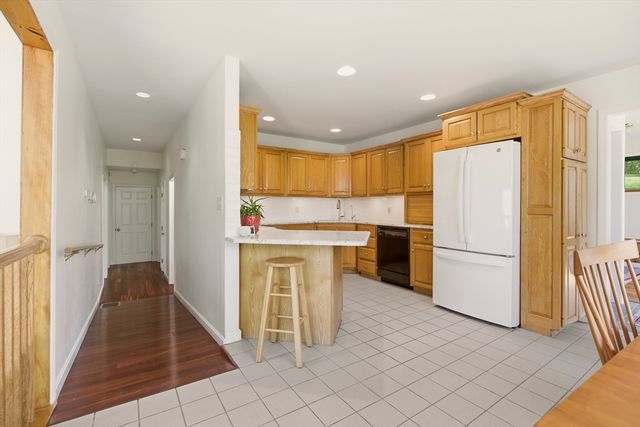 81 Seapowet Ave, Tiverton, RI 02878