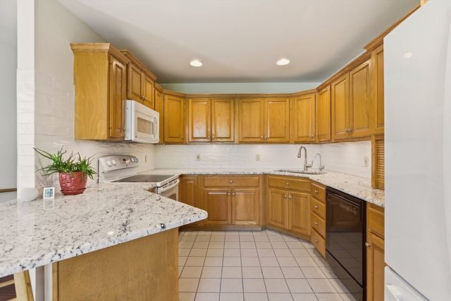 81 Seapowet Ave, Tiverton, RI 02878