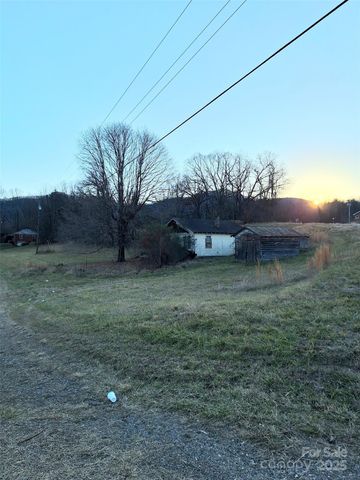 40 Georges Branch Road, Candler, NC 28715