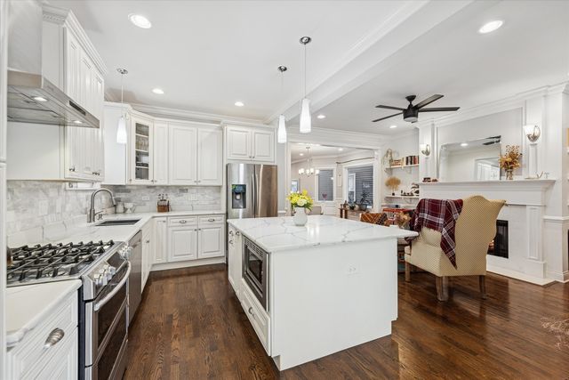 3733 W Sunnyside Avenue, Chicago, IL 60625