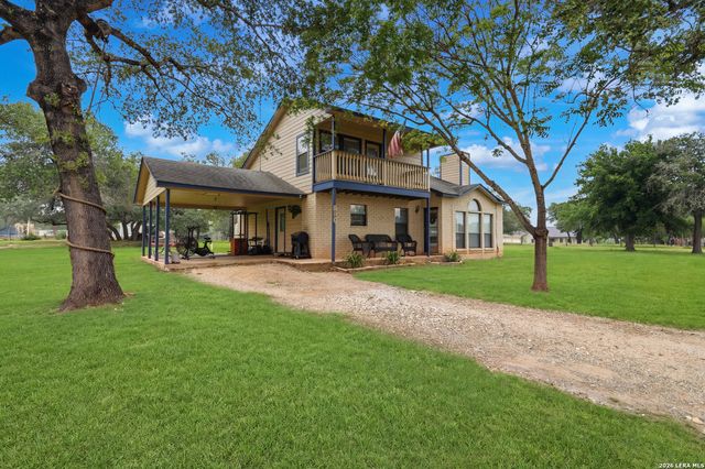 1002 Eagle Crest Dr, Floresville, TX 78114