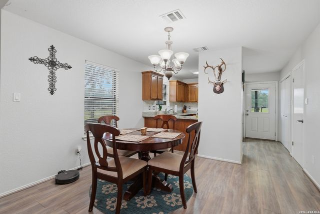 1002 Eagle Crest Dr, Floresville, TX 78114
