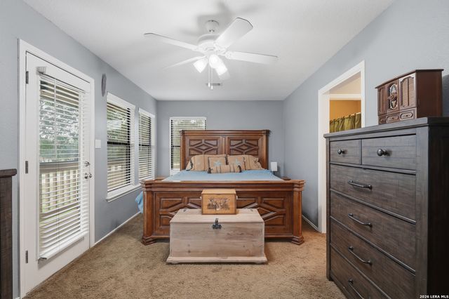 1002 Eagle Crest Dr, Floresville, TX 78114