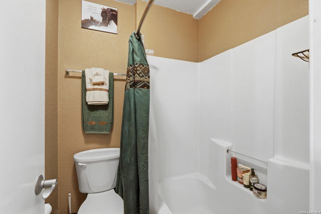 1002 Eagle Crest Dr, Floresville, TX 78114