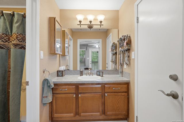 1002 Eagle Crest Dr, Floresville, TX 78114