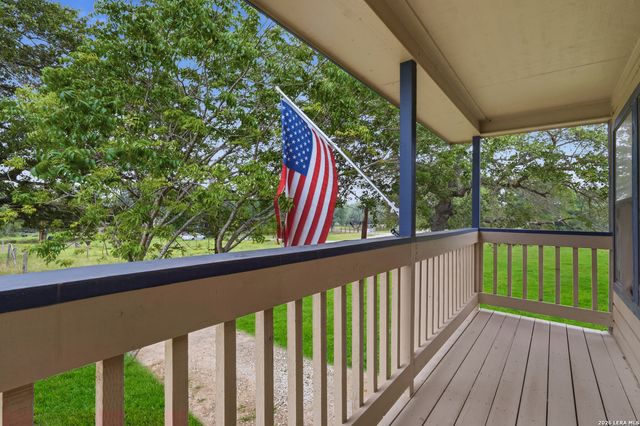 1002 Eagle Crest Dr, Floresville, TX 78114